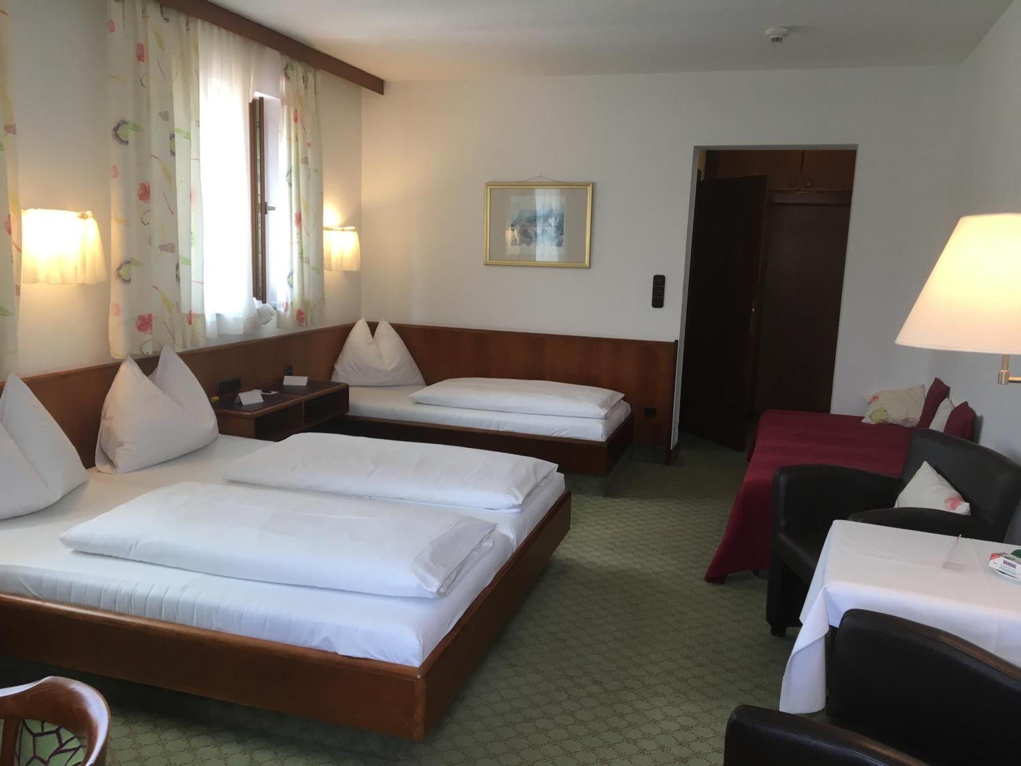 Hotel Zillners Einkehr *** Altheim エクステリア 写真